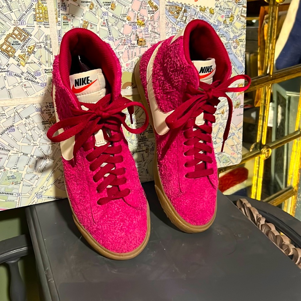 Women’s Nike 7.5 US.  High top sneaker Pink textured boucle. Practically new.